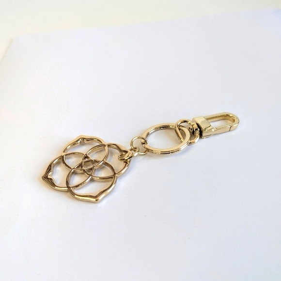 Kendra Scott Dira Keychain Medallion Logo Key Holder in Gold - Picture 2 of 6